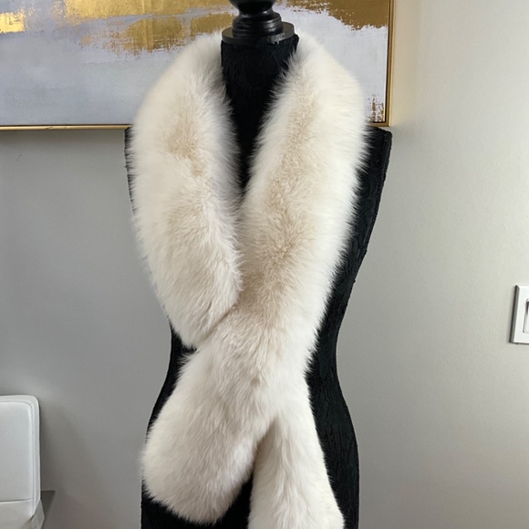 White Fox Fur Boa - Picture 2 of 4